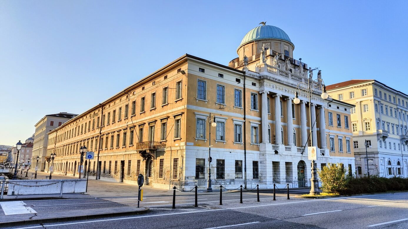 Palazzo Carciotti sulle Rive di Trieste, nella luce del tardo pomeriggio