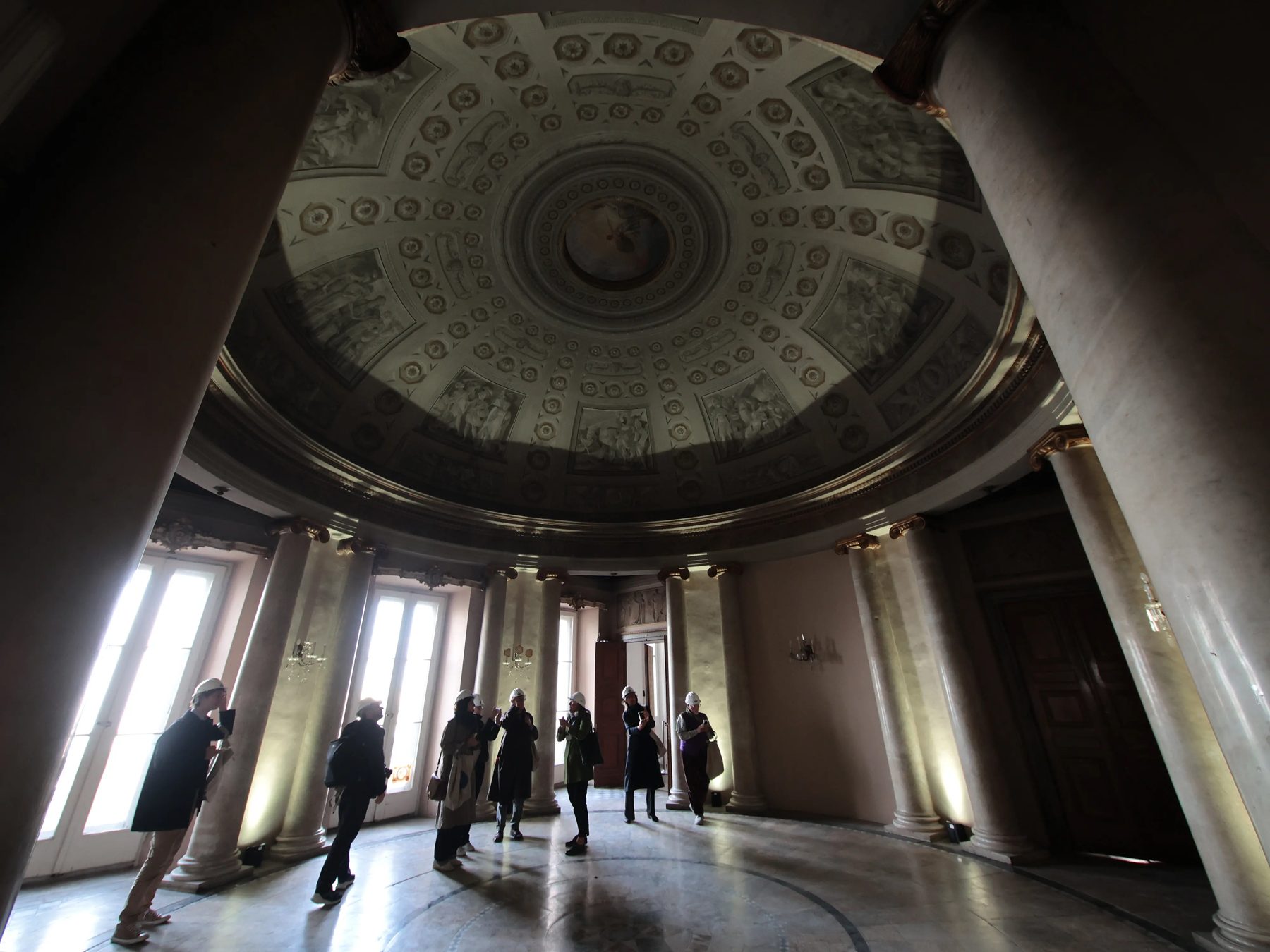 La sala rotonda sotto la cupola, con visitatori in controluce
