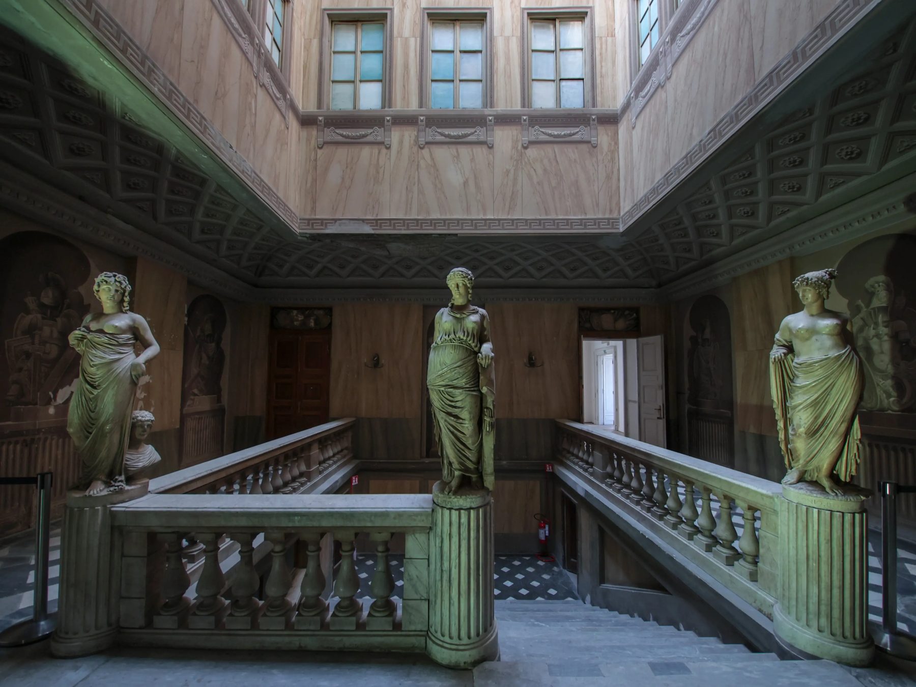 Lo scalone d'onore di Palazzo Carciotti con le statue neoclassiche